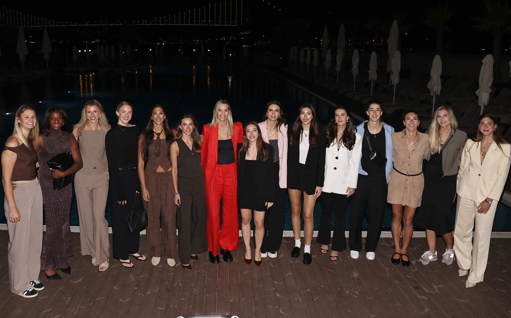 是身穿黑色, 更有不少粉