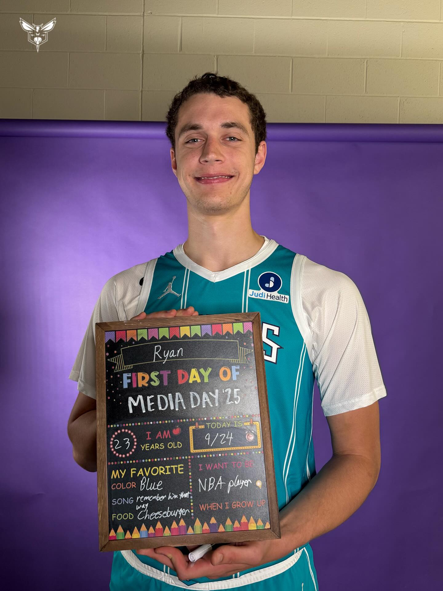 entit, 黄蜂官方晒, 照与球迷分